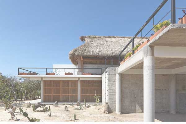 Biệt thự mái lá có bể bơi ở hiên tầng 2