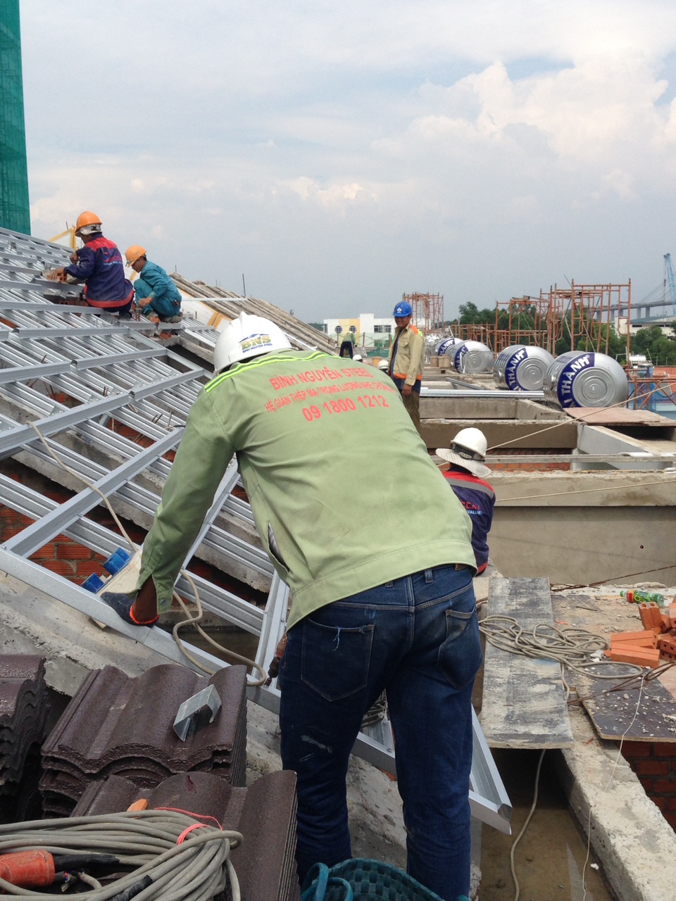Thi công mái ngói trọn gói bằng khung kèo thép Viettruss cường độ cao